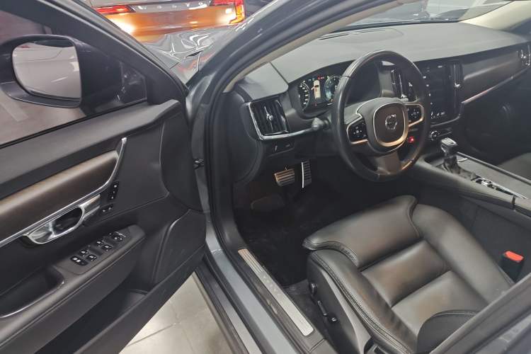 Used Volvo V90 2017 Cross Country T5 AWD Smart Range Edition