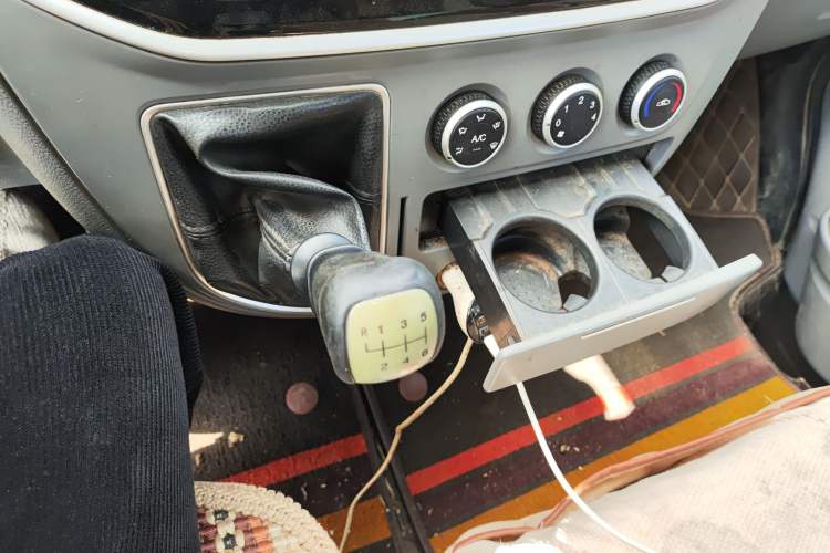 Used SAIC MAXUS Xintu V80 2018 2.5T 6-Speed Manual Aowentong Long-Wheelbase Mid-Roof 7/10-Seater