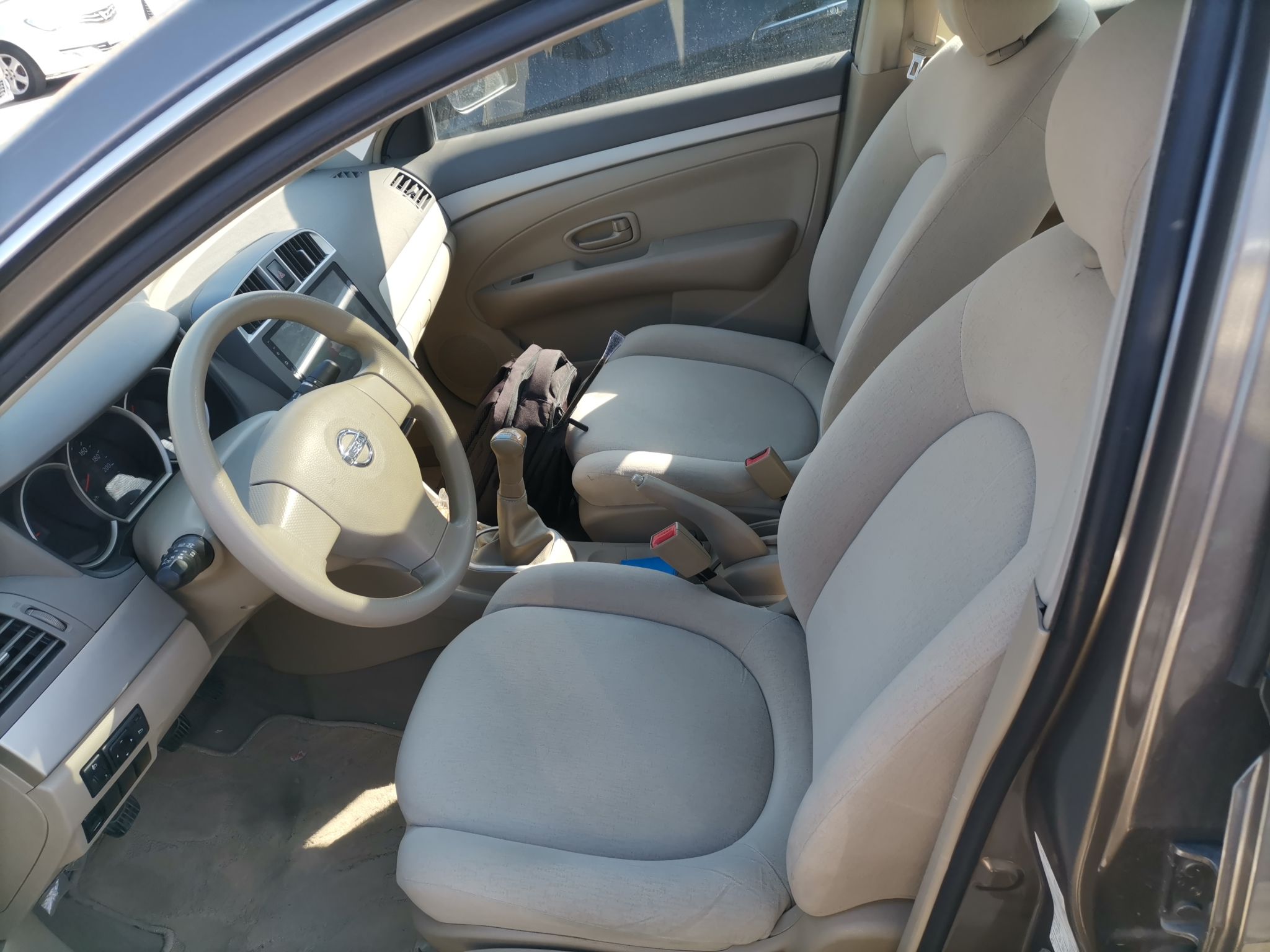 المقاعد الأمامية داخل السيارة