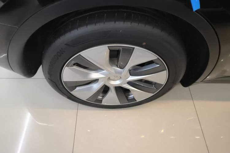 Used Tesla Model Y 2022 Long-Range All-Wheel-Drive Version
