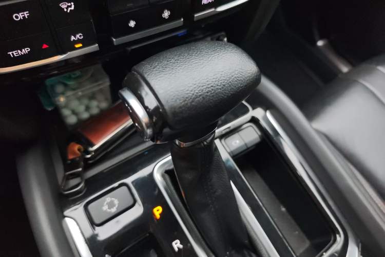 Used GAC Trumpchi GS8 2017 320T Two-Wheel Drive Luxury Smart Connectivity Version (7 Seats) Gear Lever