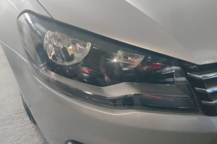 Used Volkswagen Bora 2013 1.6L Manual Fashion Edition Right Front Headlight