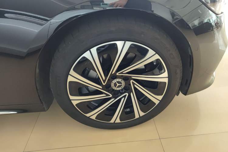 Used Mercedes-Benz E-Class 2024 Facelift E 300 L Luxury Edition Right Front Wheel Hub