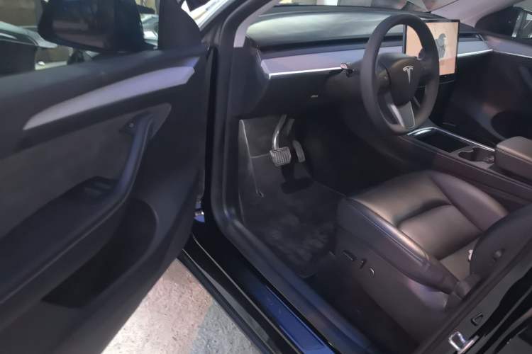 Used Tesla Model Y 2023 Rear-Wheel-Drive Version
