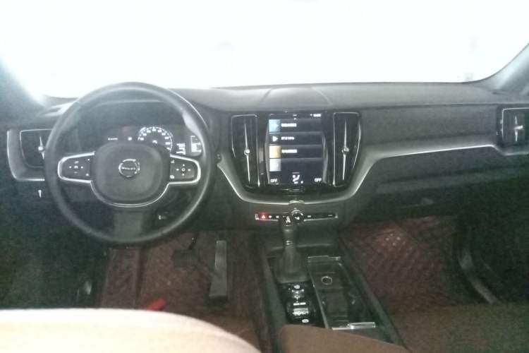 Used Volvo XC60 2021 T5 4x4 Smart Luxury Edition Center Console