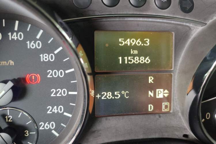 Used Mercedes-Benz R-Class 2010 R 350 L 4MATIC Grand Edition Odometer Close Up