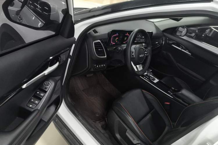 Used Kia Seltos 2023 1.5L CVT Luxury Edition Driver Seat