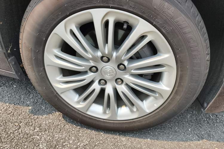 Used Buick LaCrosse 2016 20T Elite Edition Right Front Wheel Hub