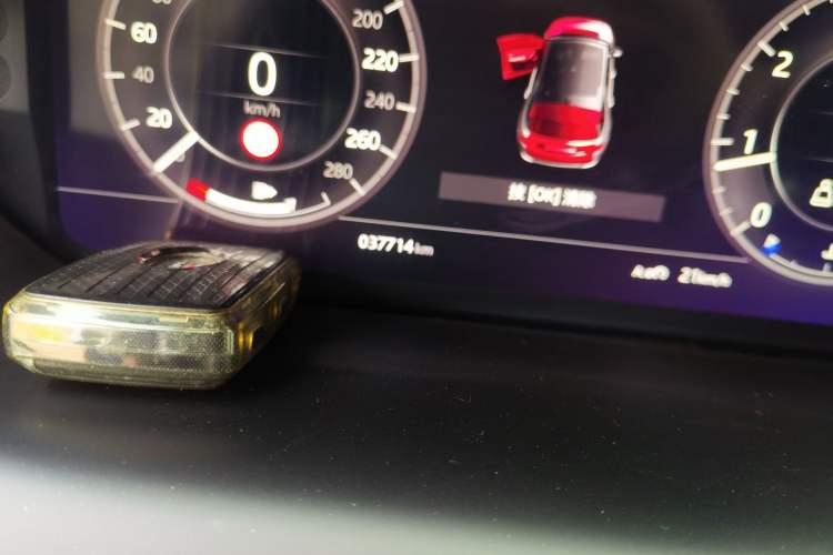 Used Land Rover Discovery Sport 2021 249 PS R-Dynamic S Performance Edition Odometer Close Up