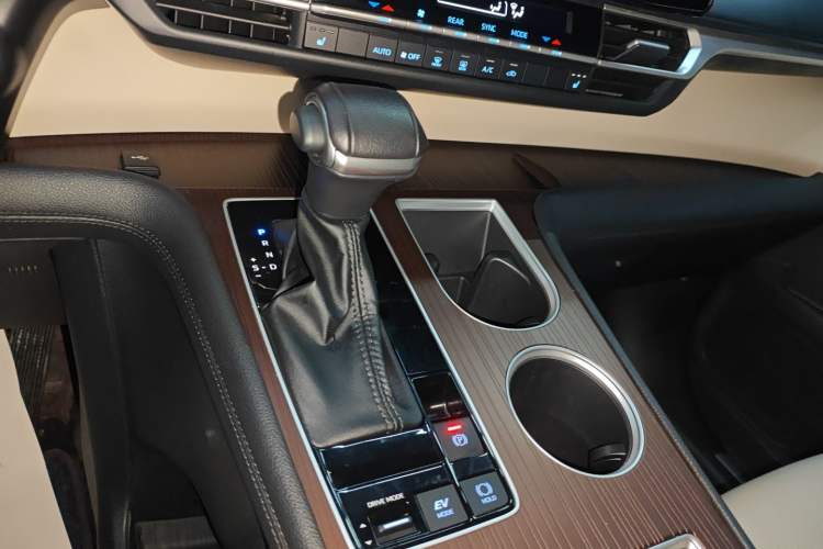 Used Toyota Granvia 2022 2.5L Hybrid Premium Edition Gear Lever