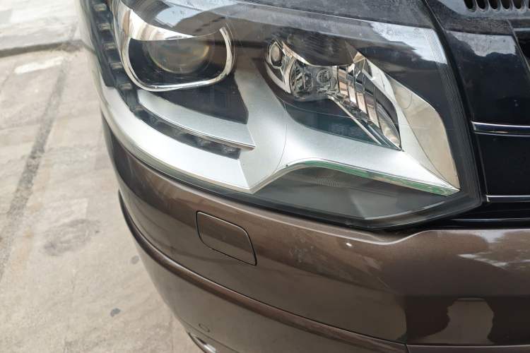 Used Volkswagen Multivan 2012 2.0 TSI Four-Wheel Drive Deluxe Edition Right Front Headlight