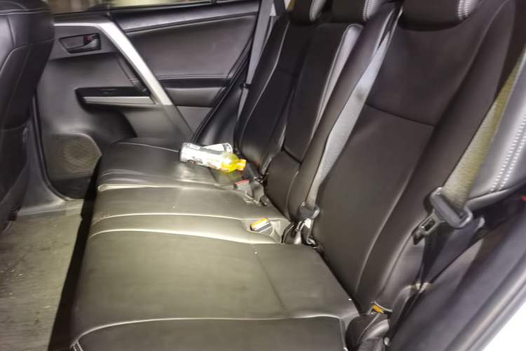 Used Toyota RAV4 2016 2.0L CVT Two-Wheel Drive Fashion Edition China V Standard Left Rear Seat