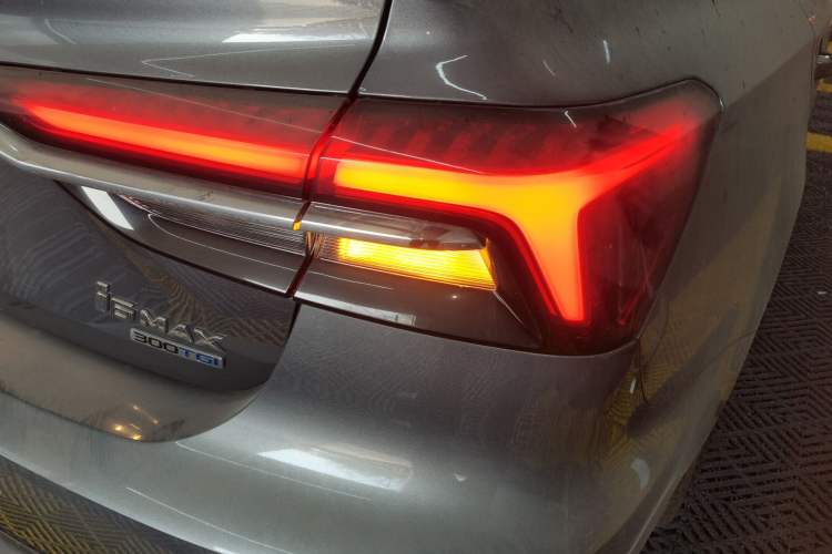 Used Roewe i6 MAX 2020 300TGI Automatic "Swell Cool Smart Drive" Edition Right Rear Taillight