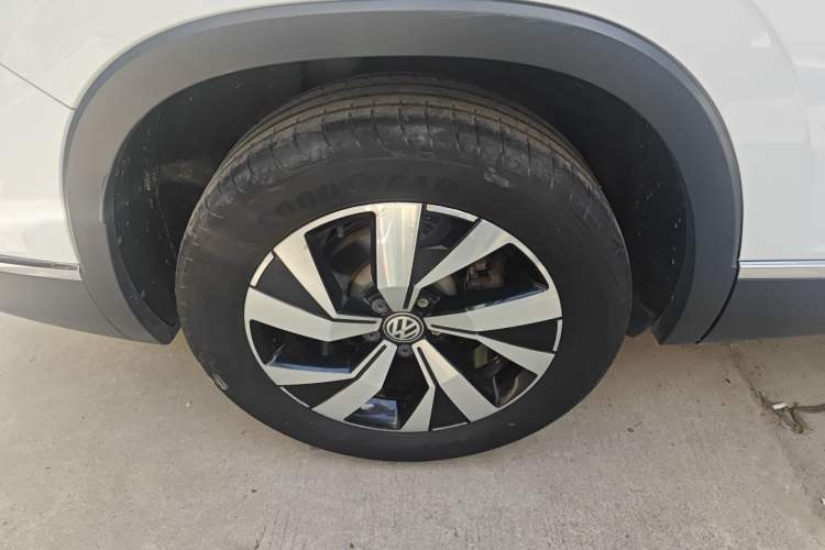 Used Volkswagen Tayron 2019 330TSI Two-Wheel-Drive Luxury Version China V Emission Standard Right Rear Wheel Hub