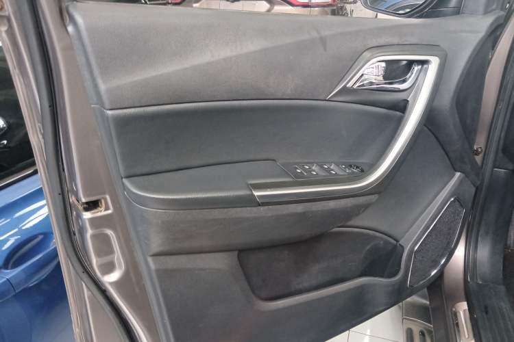 Used JMC Yusheng S350 2014 2.4T Automatic 2WD Diesel Luxury Version with Sunroof 5 Seats
