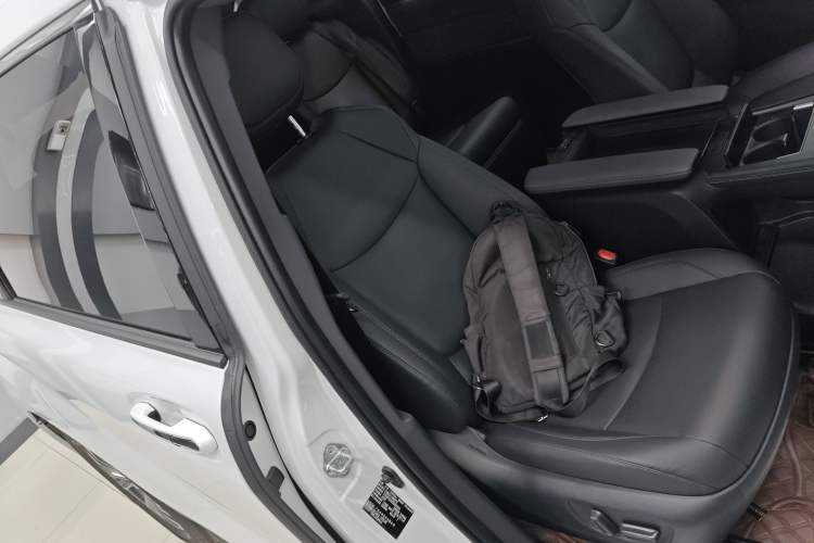 Used Toyota SIENNA 2026 Model 2.5L Dual-Engine Four-Wheel-Drive Prestige Edition Right Front Seat