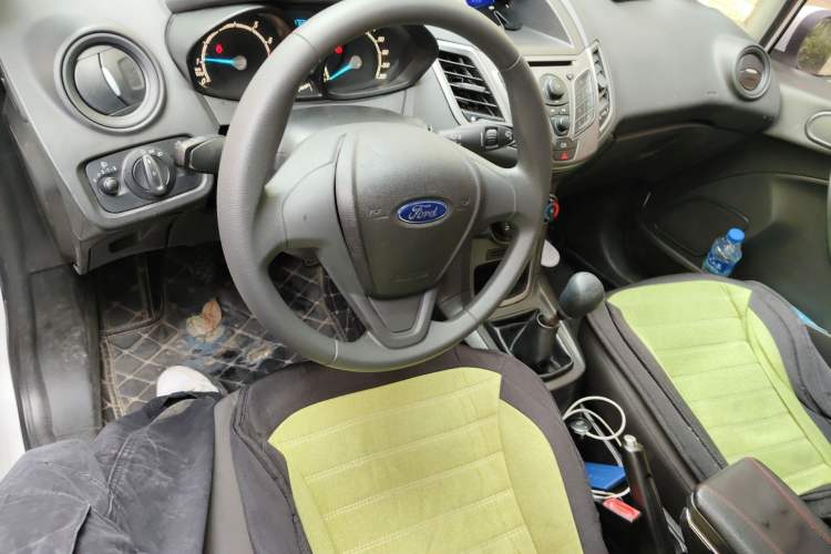 Used Ford Fiesta 2013 Sedan 1.5L Manual Fashion Edition Center Console