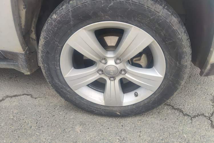 Used Jeep Compass 2011 2.4L four-wheel-drive sport version Right Front Wheel Hub