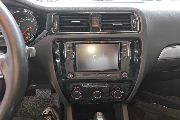 Used Volkswagen Sagitar 2018 280TSI DSG Comfort Model Audio And AC Panel