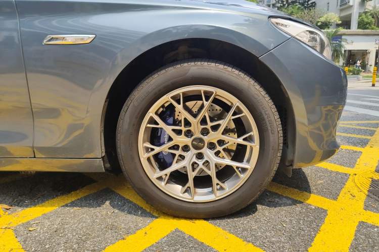 Used BMW 5 Series GT 2011 535i xDrive Luxury Edition Right Front Wheel Hub