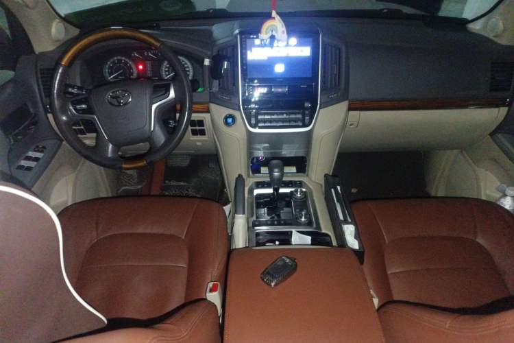 Used Toyota Land Cruiser 2018 4.0 GX-R Eight Cylinders No Winch Outboard Mount Middle East
