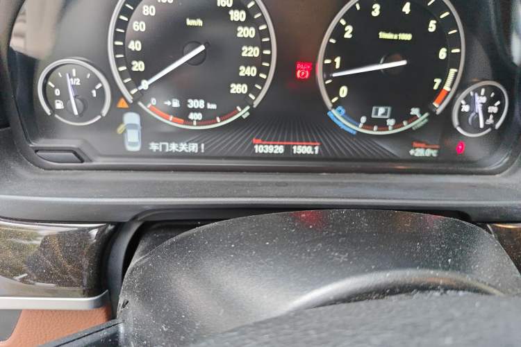 Used BMW 5 Series 2014 535Li Leading Model Odometer Close Up