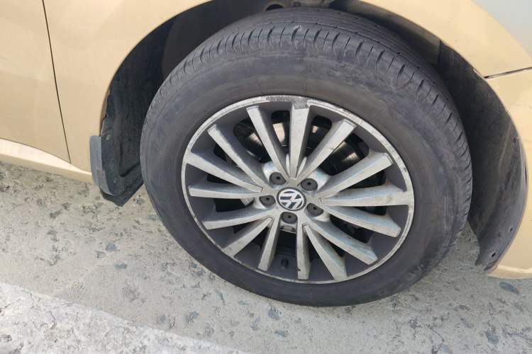 Used Volkswagen Lavida 2013 1.6L Automatic Luxury Edition Right Front Wheel Hub