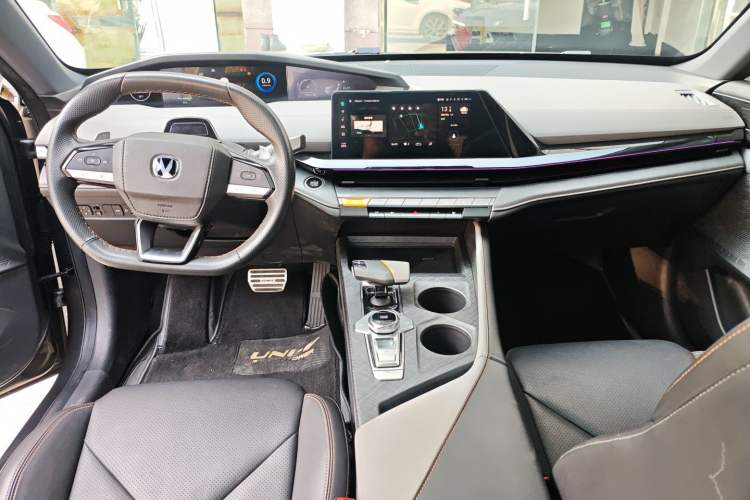 Used Changan UNI-V 2022 1.5T Smart Navigation Version
