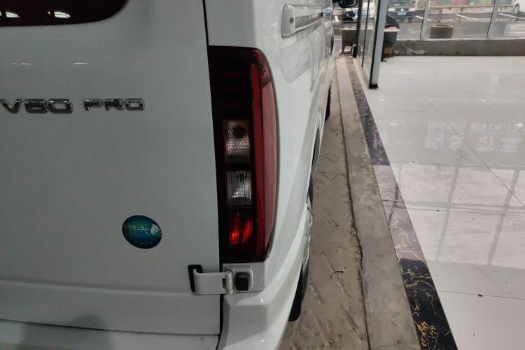 Used SAIC MAXUS Xintu V80 2024 Aotuntong Value Edition 6MT Short Wheelbase Mid-Height Roof 127 Ps 5/6 Seats
