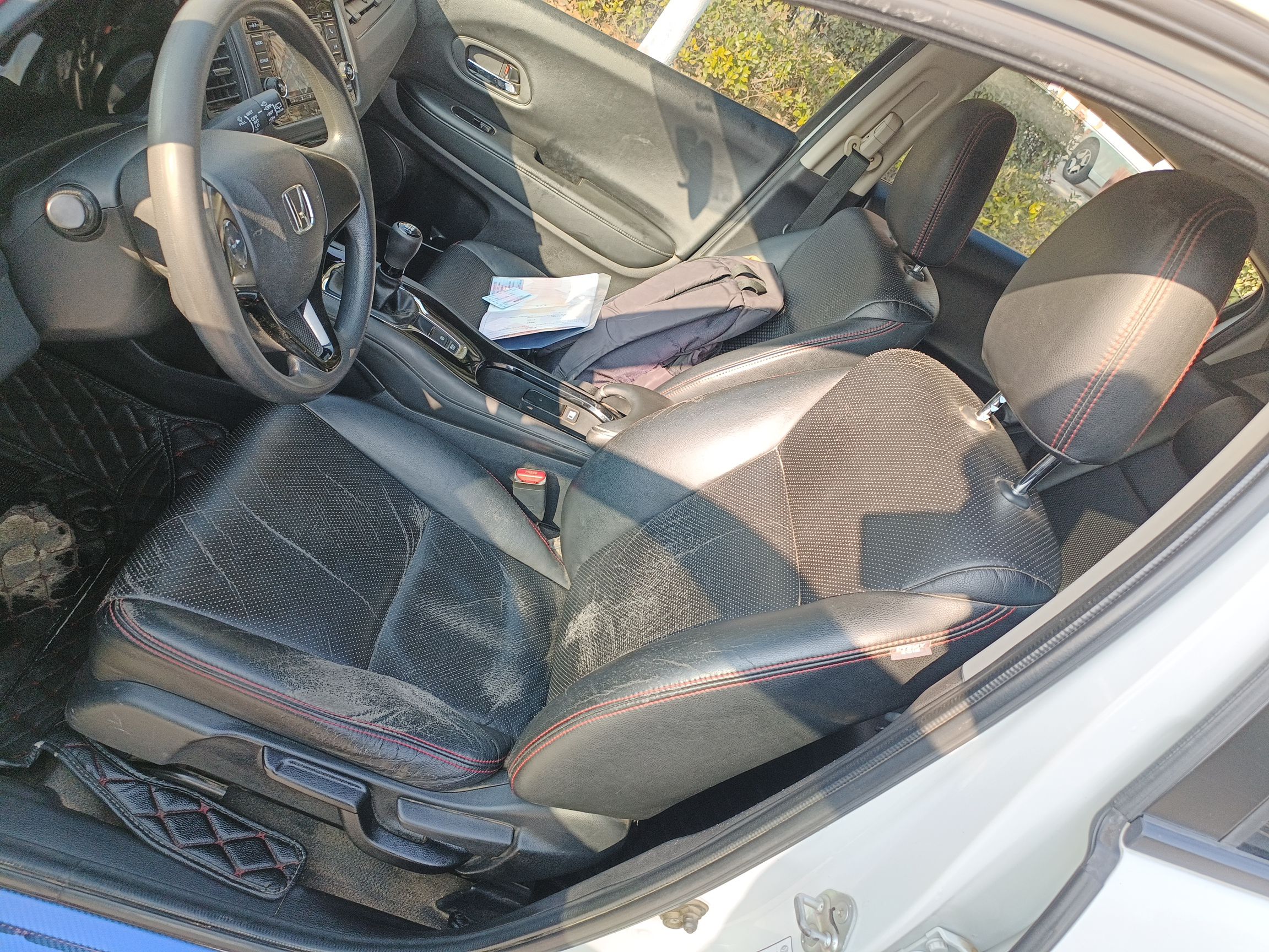 المقاعد الأمامية داخل السيارة