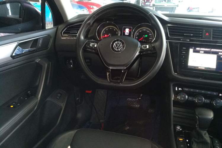 Used Volkswagen Tiguan L 2019 Revised 330TSI Automatic Two-Wheel Drive Smart & Luxury Edition China VI Standard Steering Wheel
