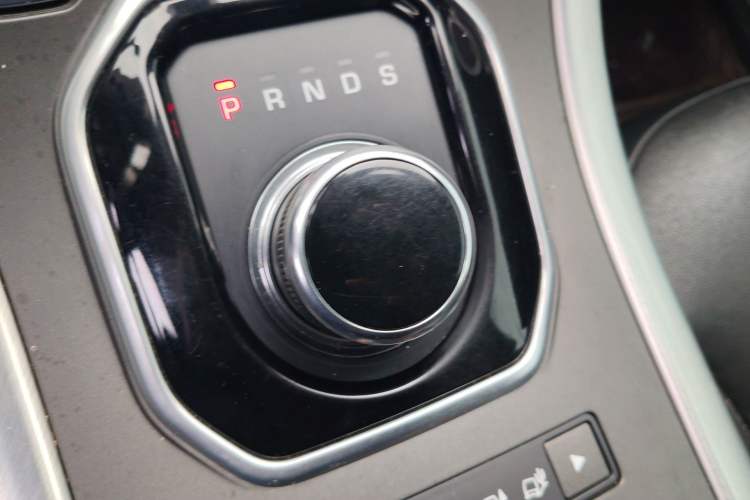 Used Land Rover Range Evoque 2018 240 PS SE Smart Brilliance Edition Gear Lever