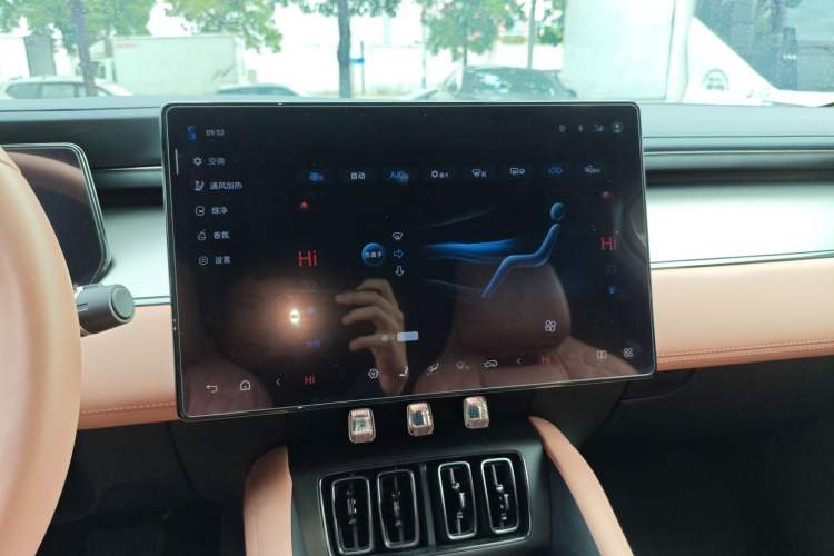 Used BYD Song L EV 2025 662 km Ultra-Range Version Audio And AC Panel