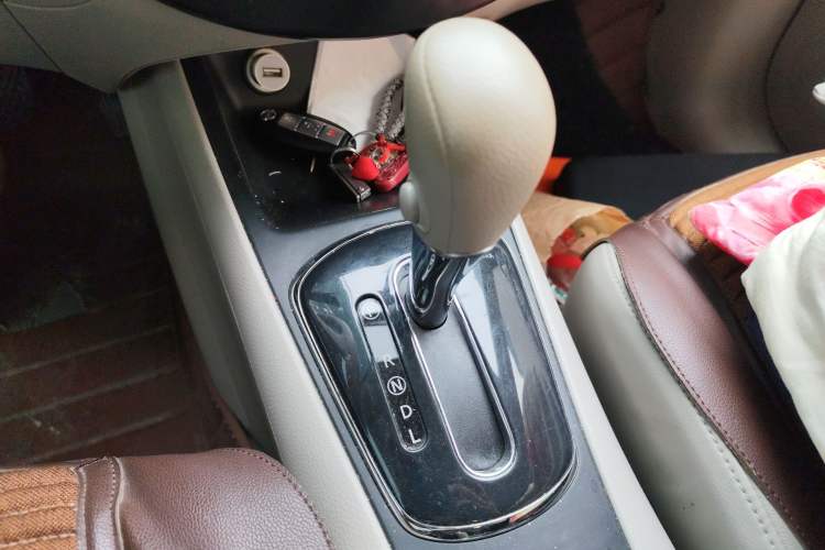 Used Nissan Tiida 2013 1.6L CVT Cool Cafe Edition Gear Lever