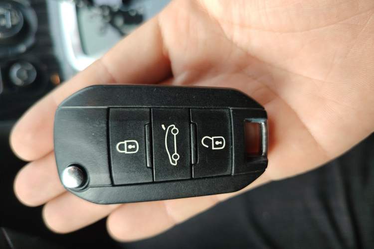 Used Peugeot 3008 2015 2.0L Automatic Trend Edition