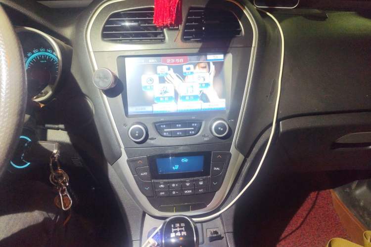 Used GAC Trumpchi GS5 2012 2.0L Manual Two-Wheel Drive Comfort Edition Audio And AC Panel