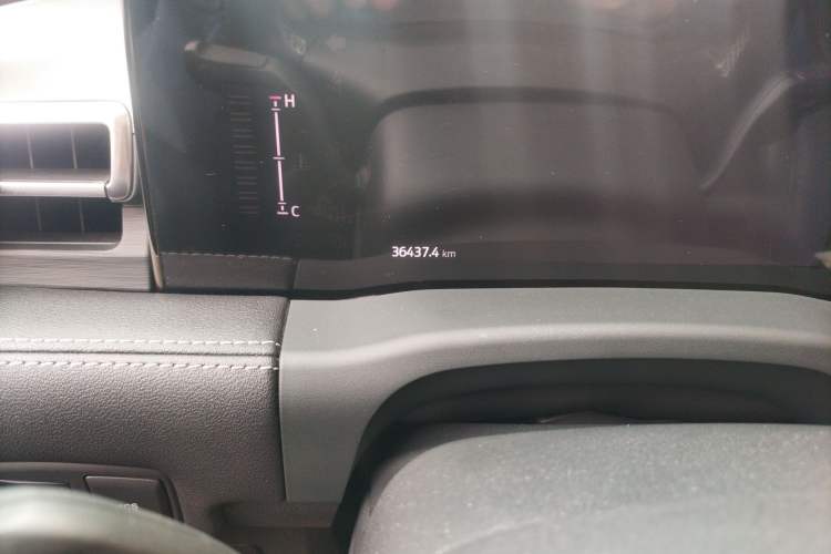 Used Ford Edge 2021 PLUS EcoBoost 245 Two-Wheel-Drive Platinum Edition 5 Seats Odometer Close Up