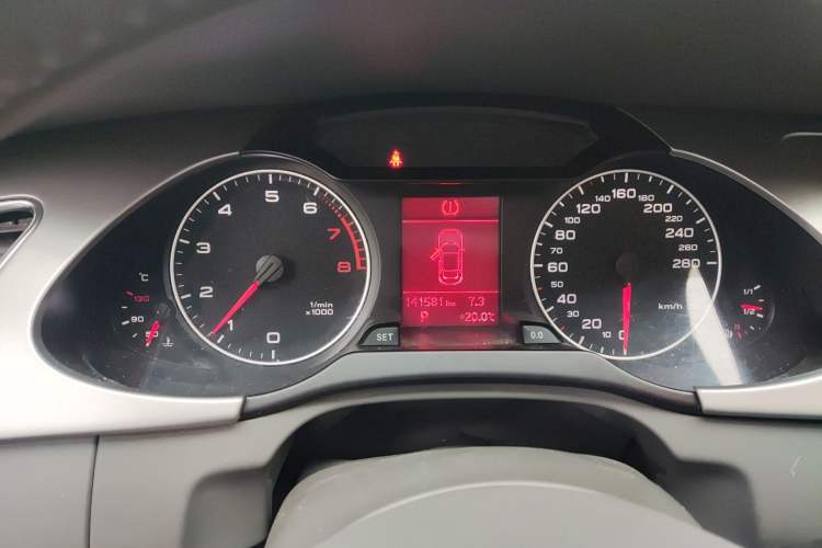 Used Audi A4L 2012 2.0 TFSI automatic Comfort trim level