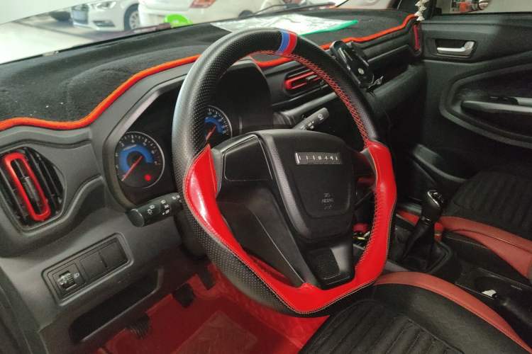 Used Dongfeng Fengon 380 2022 1.5L Comfort-Class Passenger Vehicle (Steel Spring) with 7 Seats
