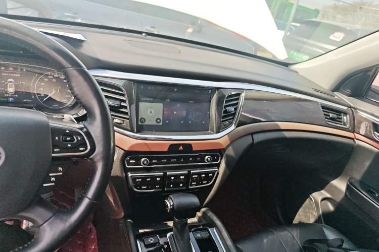 Used GAC Trumpchi GS8 2017 320T Two-Wheel Drive Luxury Smart Connectivity Version (7 Seats) Center Console