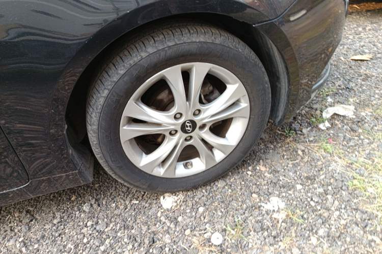 Used Hyundai Sonata 2011 2.0L Automatic Luxury Edition Right Front Wheel Hub