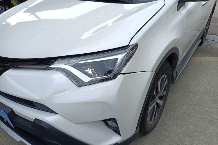 Used Toyota RAV4 2016 2.0L CVT Two-Wheel Drive Fashion Edition China V Standard
