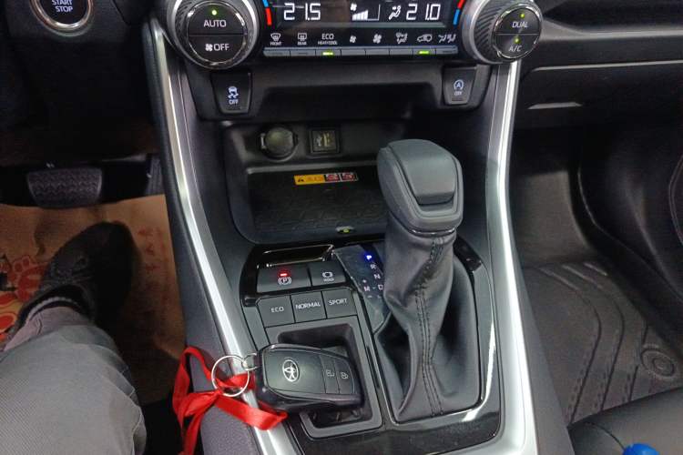 Used Toyota RAV4 2024 2.0L CVT Two-Wheel Drive Fashion Edition Gear Lever