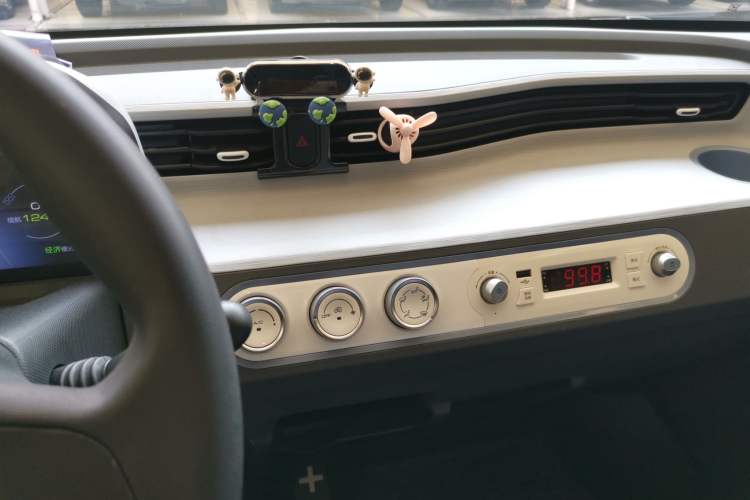 Used Wuling Hongguang MINIEV 2021 Macaron Premium Model – Lithium Iron Phosphate Audio And AC Panel