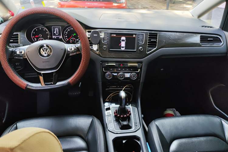 Used Volkswagen Golf Sportsvan 2016 230TSI Automatic Luxury Version Center Console