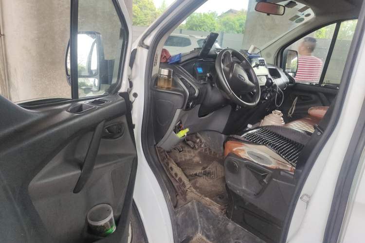 Used Ford Transit 2019 2.0T Diesel Multi-Purpose Commercial Vehicle Mid-Drive Mid-Roof 6-Seater China VI Standard Driver Seat