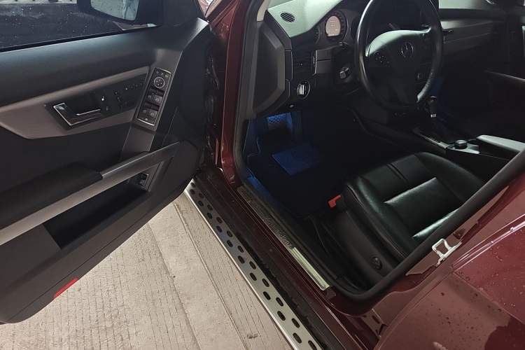 Used Mercedes-Benz GLK-Class 2011 GLK 300 4MATIC Luxury Model Driver Seat