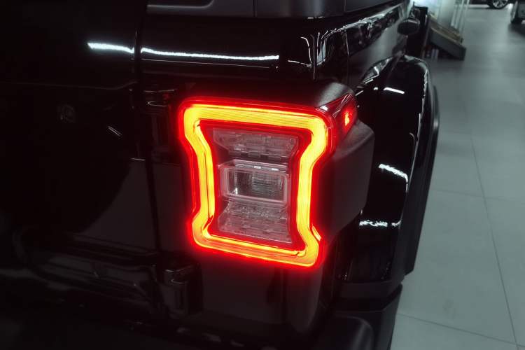 Used Jeep Wrangler 2019 2.0T Sahara Four-Door Version China VI Emission Standard
