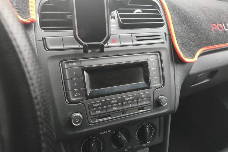 Used Volkswagen Polo 2016 1.4L Manual Fashion Model Audio And AC Panel