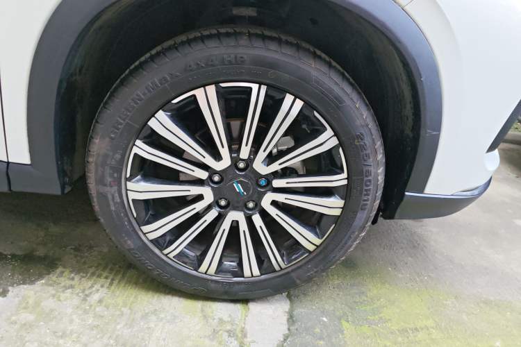 Used CHANGAN OSHAN X5 2021 1.5T DCT Prestige Edition Right Front Wheel Hub